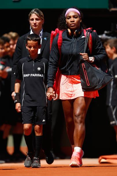 L&#39;entrata in campo. Serena Williams nella finale del Roland Garros conquista il 20 Slam della sua strepitosa carriera. Dall&#39;altra parte del campo la sorpresa Lucie Safarova che riesce anche a strapparle un set (Getty Images)